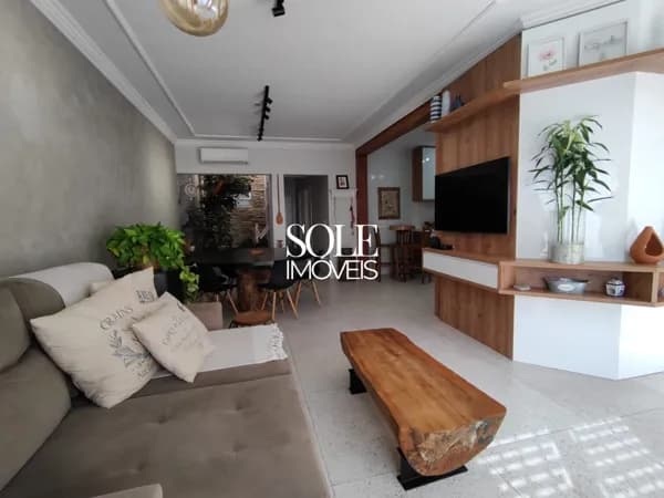 Casa Reformada à Venda – 3 Dormitórios, Suíte e 4 Vagas Cobertas