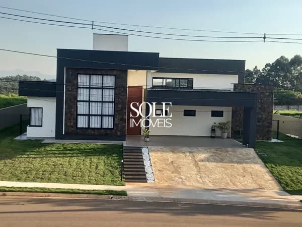 Casa térrea com 340 m² em terreno plano de 1.000 m² próxima à portaria