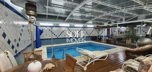 Casa com Piscina Aquecida e Coberta, 2 Suítes, Escritório e Churrasqueira