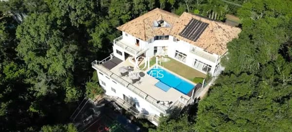 Casa de alto padrão com 986 m² e 4 suítes no Bairro Caxambu para locação– Jundiaí