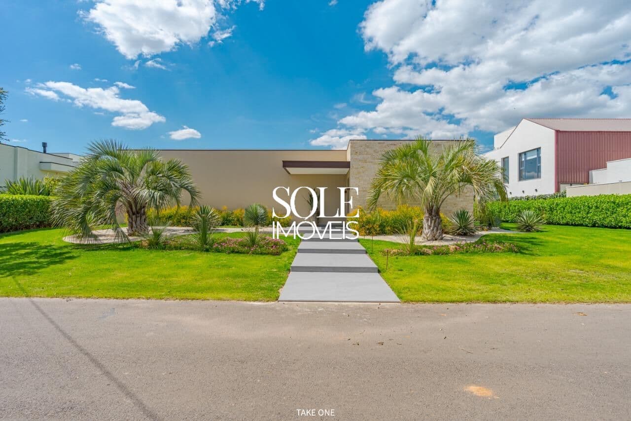 Residência Exclusiva no Japy Golf | 330m² com Energia Solar e Acabamento Premium