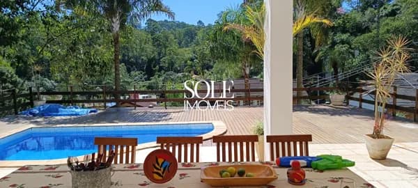 Casa de Alto Padrão com Piscina Aquecida, Vista para a Mata e Área Gourmet em Jundiaí