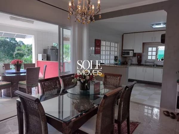 Casa com 332 m² no Capital Ville 3 – 4 Suítes, Piscina e Vista Privilegiada para a Serra do Japi