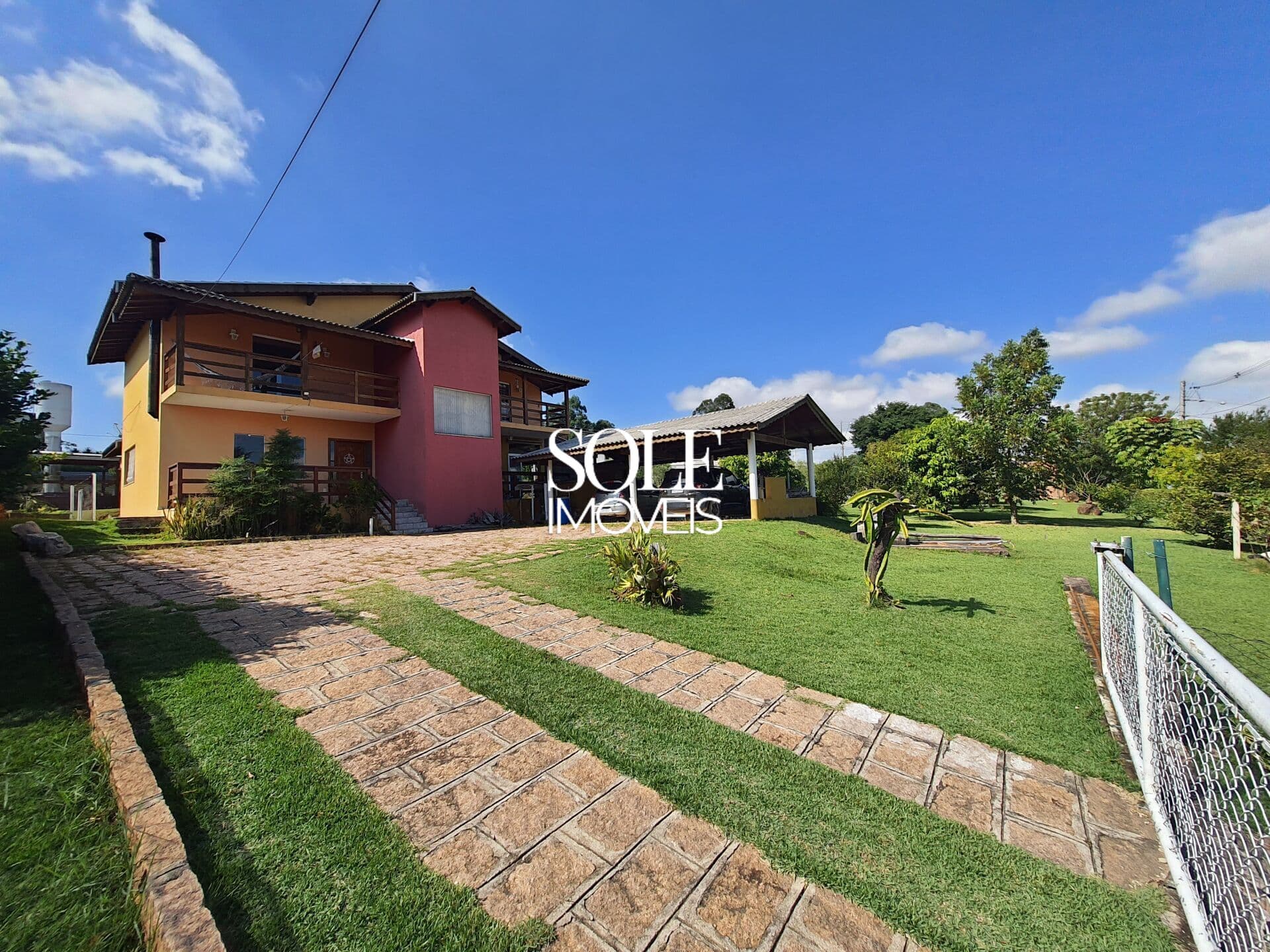 Casa com 3 Suítes, Varanda Gourmet, Spa, Jardim e Garagem para 3 Carros