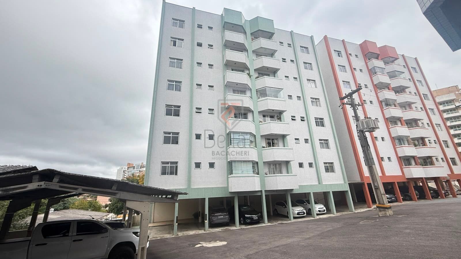 Apartamento semi mobiliado à venda no Cabral | 3 quartos, suíte e vaga coberta