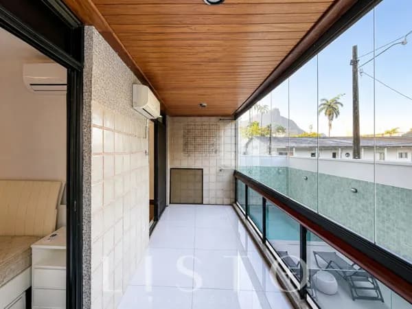 Apartamento à venda no Leblon | 82m² | 2 Quartos (1 Suíte) | Varanda | Lazer Completo