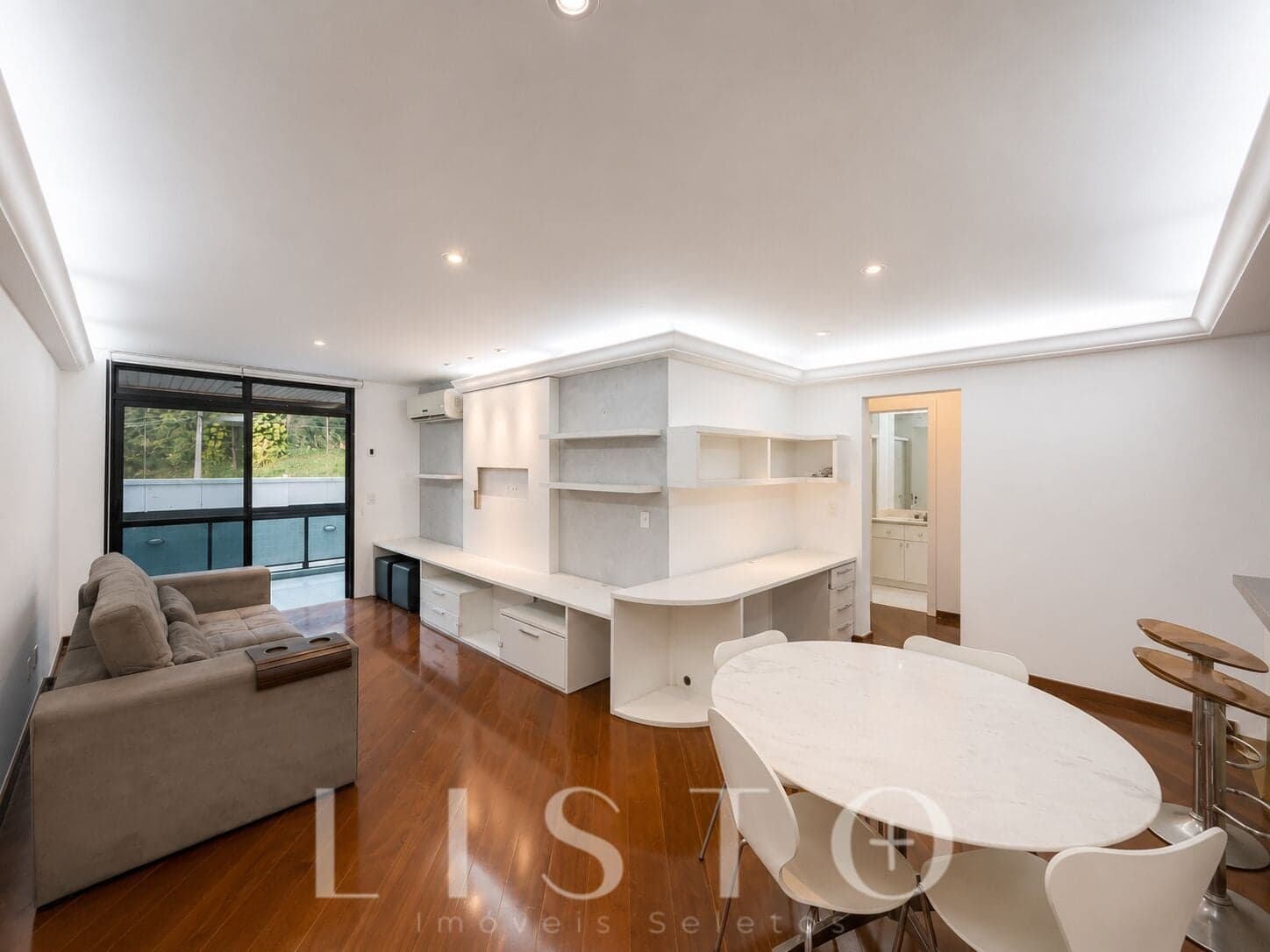 Apartamento à venda no Leblon | 82m² | 2 Quartos (1 Suíte) | Varanda | Lazer Completo