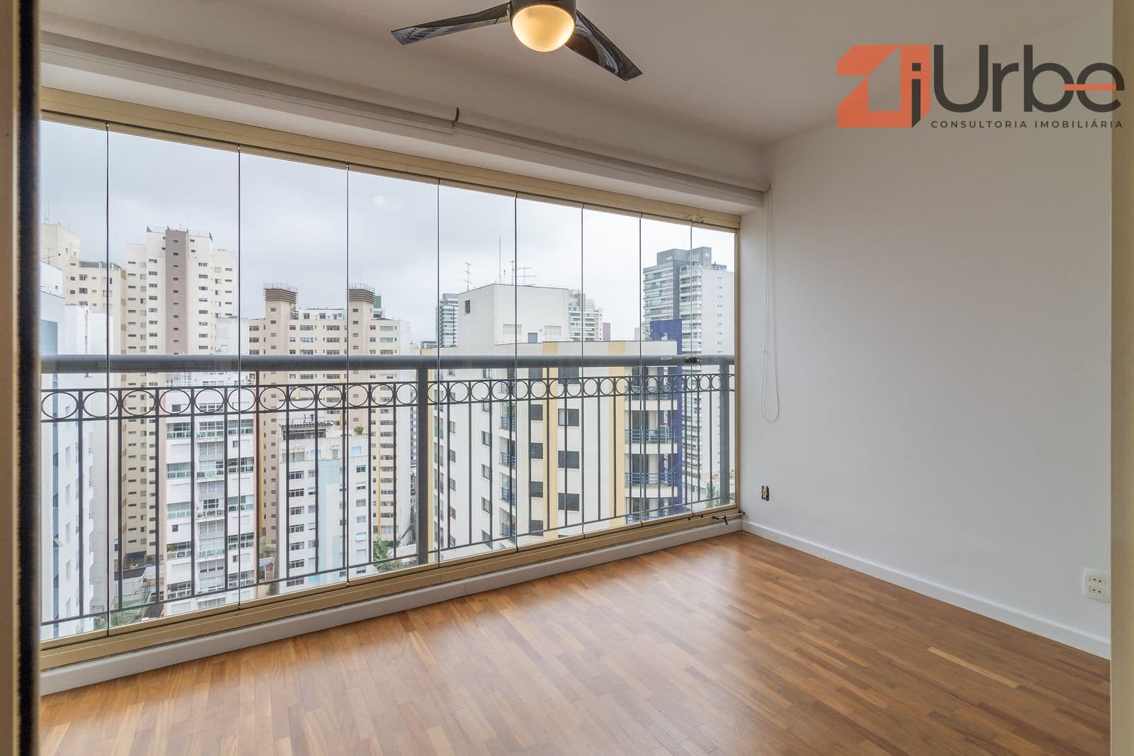 Apartamento de 108m² com 2 Suítes, Vista Permanente e 2 Vagas em Pinheiros