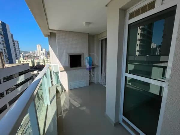 Apartamento com 2 dormitórios sendo 1 suíte, sacada com churrasqueira e área de lazer no Centro de Itajaí