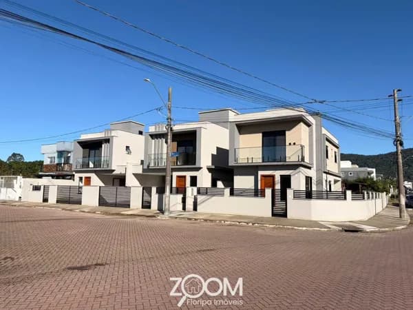 Casa Nova, 3 dormitórios. Localização privilegiada no norte da Ilha!