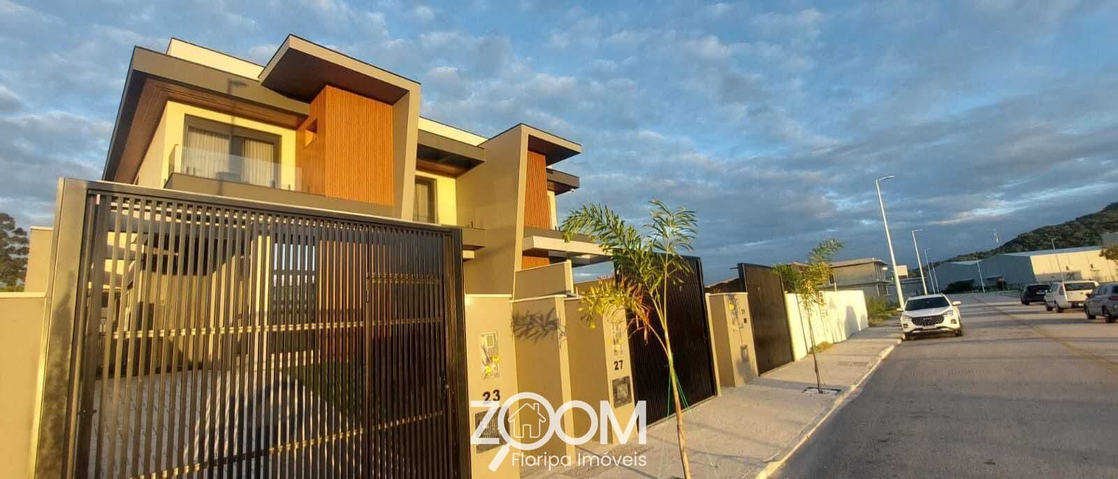 Casa com 128m², 3 quartos (2 suítes), ampla sala integrada, jardim de inverno e preparação para piscina.