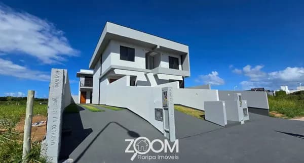 Casa nova com 2 suítes, a poucos metros da praia do Campeche