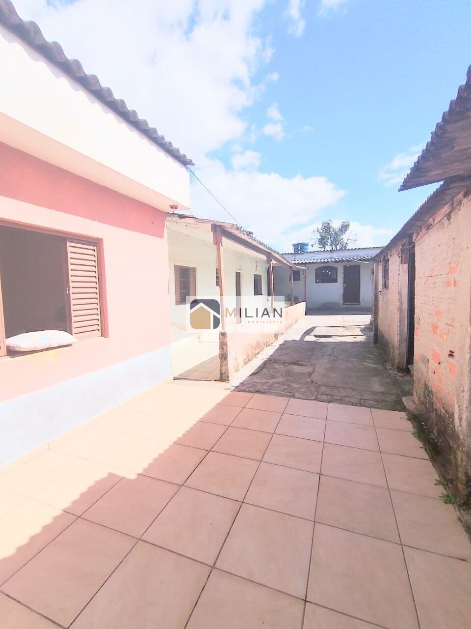 Terreno com 3 Casas