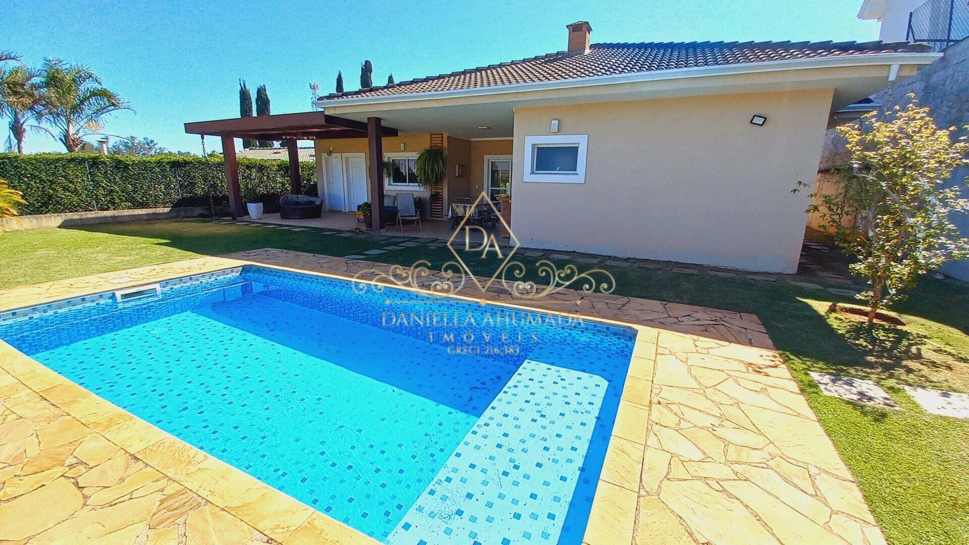 Casa térrea em Condomínio Fechado com 3 suítes PORTEIRA FECHADA!!