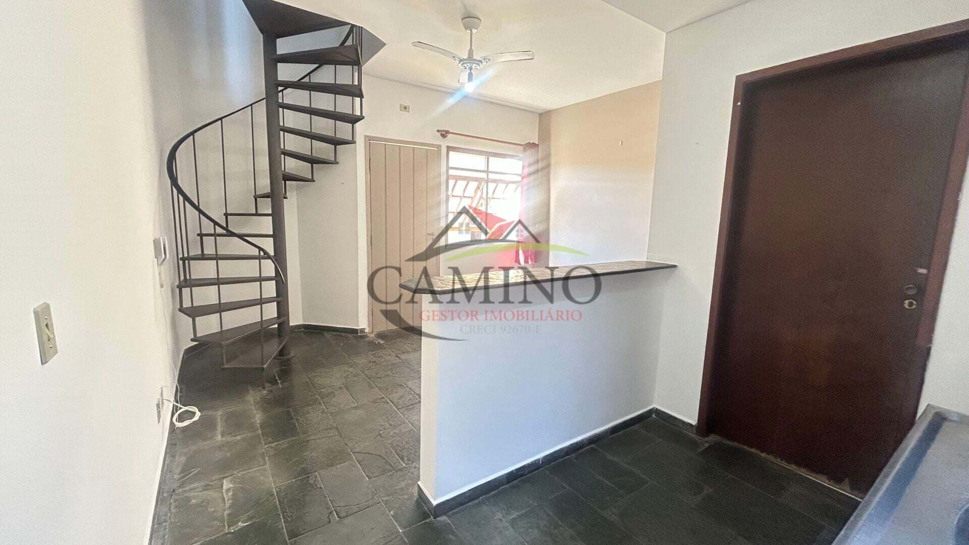 Casa de 01 dormitório, 55m², 2 banheiros na Avenida dos Caiçaras - Guarujá-SP.