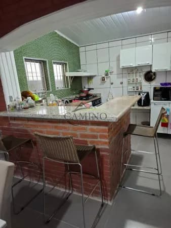 Casa independente, 4 dormitórios sendo 3 suites, pronta para morar, localizada no bairro Morrinhos, no Guarujá.
