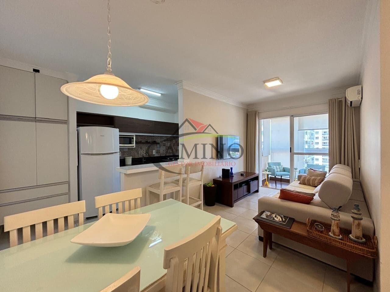 Apartamento com 96 mts, distribuído em 2 dormitórios, sendo 1 suíte, 1 banheiro, 1 lavabo