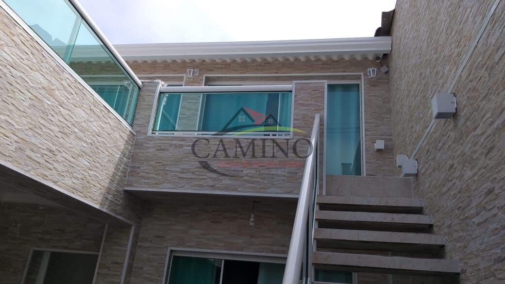 Casa Sobrado com Varanda Ampla, com 136m², 03 dormitórios, sala 02 ambientes e 02 vagas de garagem.