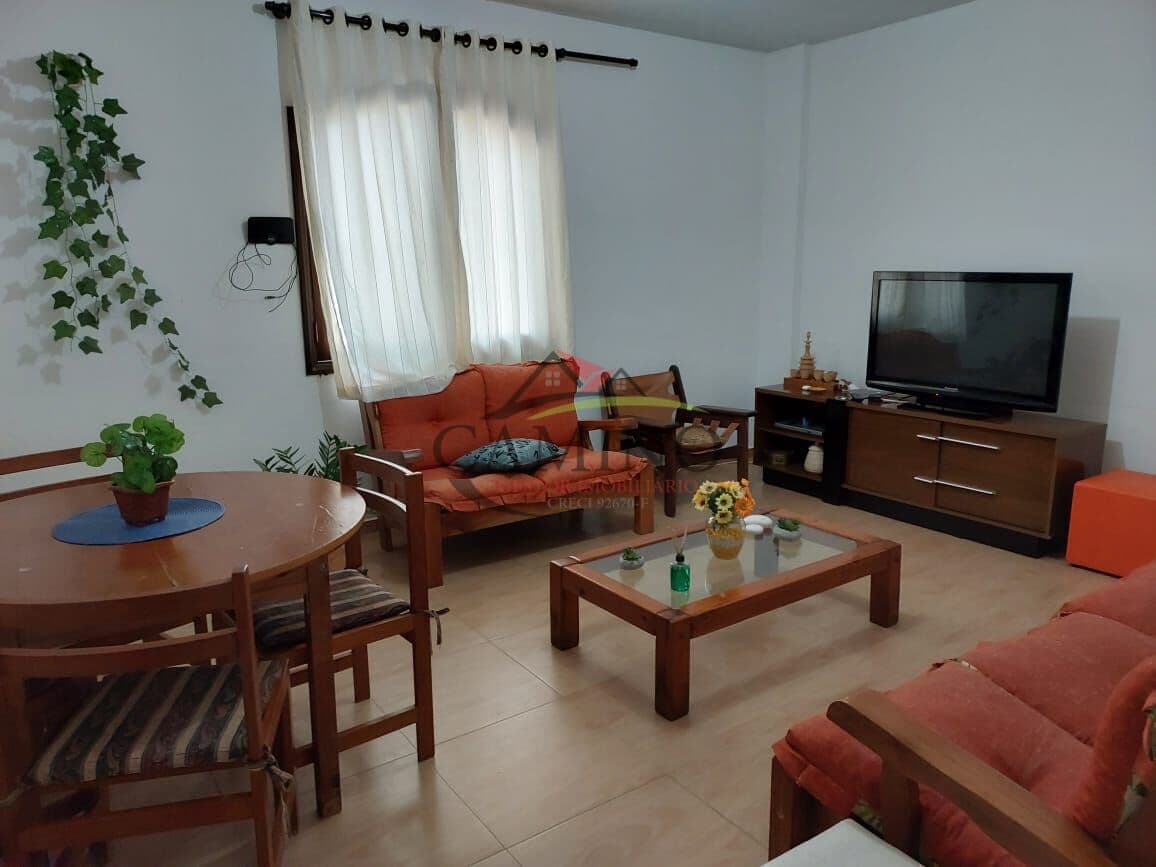 Apartamento à venda com 2 dormitórios, sala, cozinha e 2 banheiros, próximo à Praia da Enseada, Guarujá/SP.