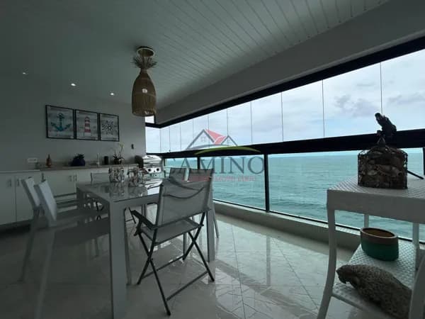 Apartamento de 220m2 , na melhor localização de Guarujá no bairro de Pitangueiras, com uma vista deslumbrante para o marr. Com 3 quartos, todas suítes, + lavabo e banheiro de serviço.