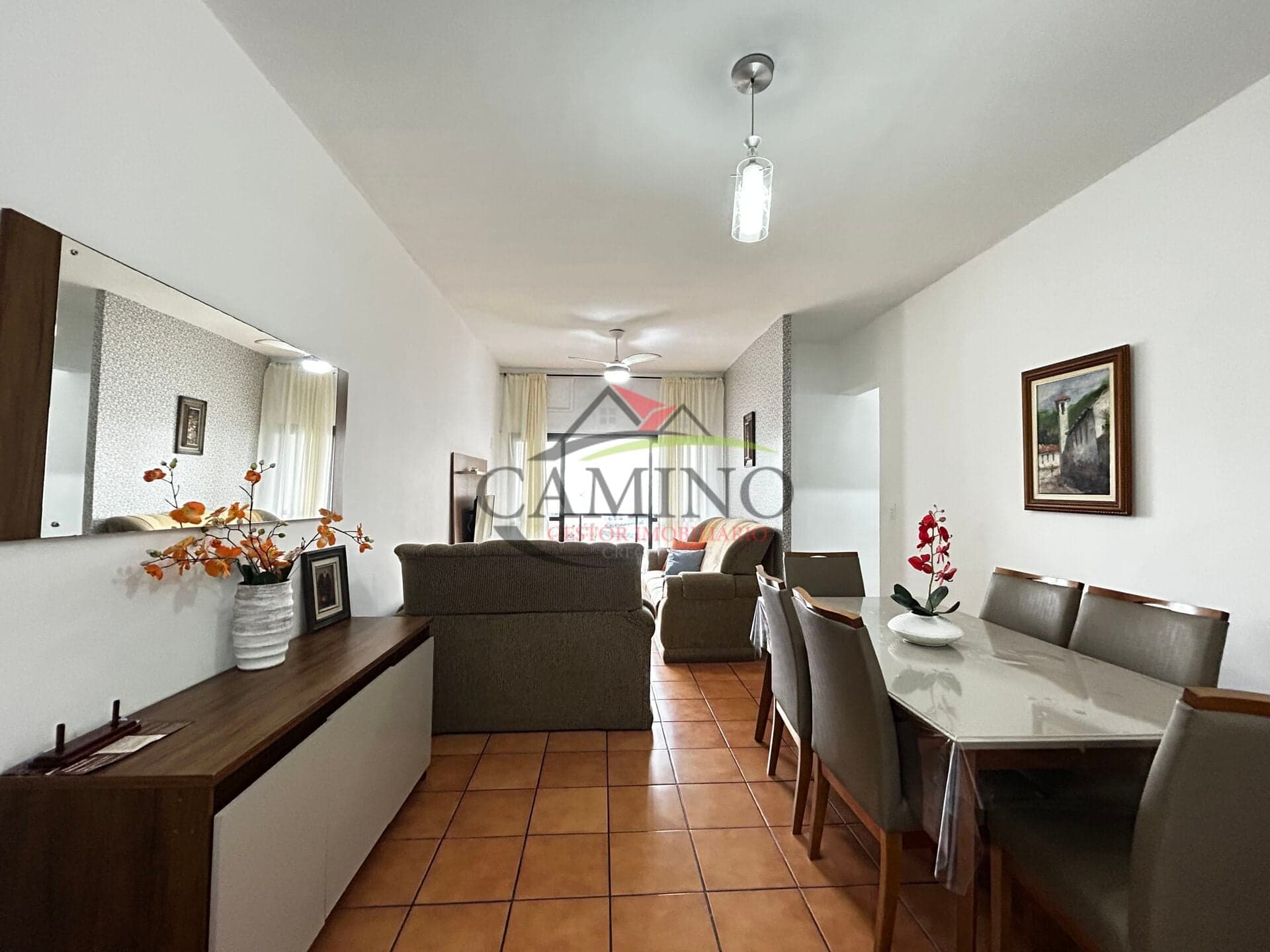 Apartamento à venda de 1 dormitórios, sala ampla, 2 banheiros, 73 m² área total e lazer 600 m da praia da Enseada, Guarujá/SP.