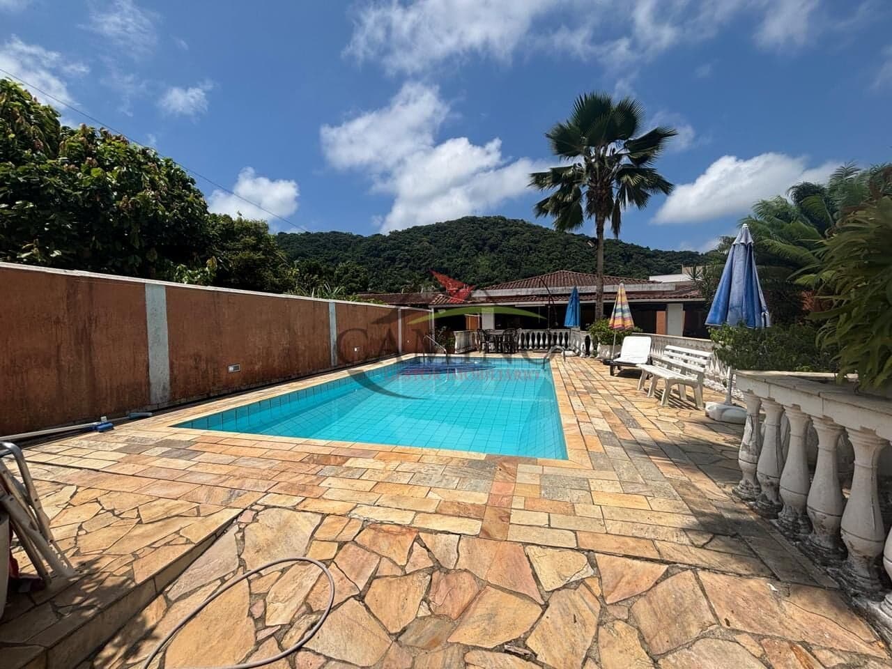 Casa com PISCNA ampla, 4 dormiórios 200mts² de área construida, na praia do Guaiúba, Guarujá - SP.
