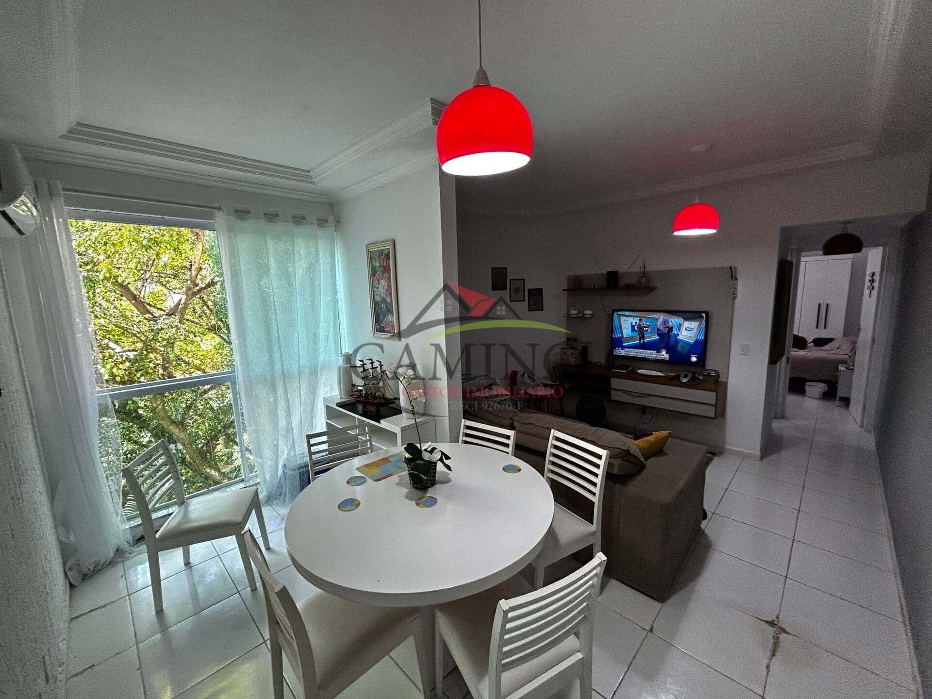Apartamento de 1 dormitórios, sala ampla, 1 banheiros, 50 m², há 800 m da praia da Enseada, Guarujá/SP.