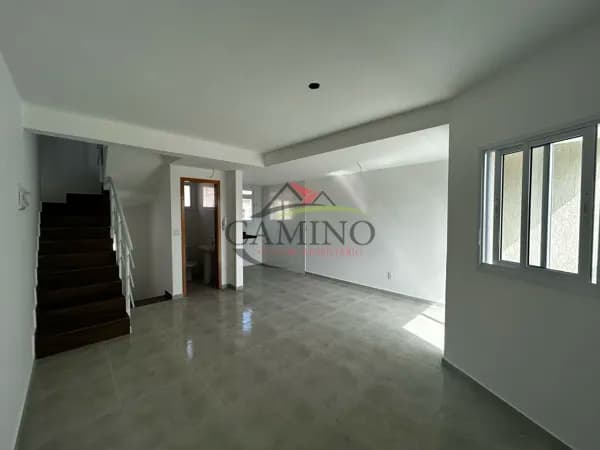 Sobrado Triplex à venda com 2 suítes, 90 m², Sta Rosa - Guarujá/SP.