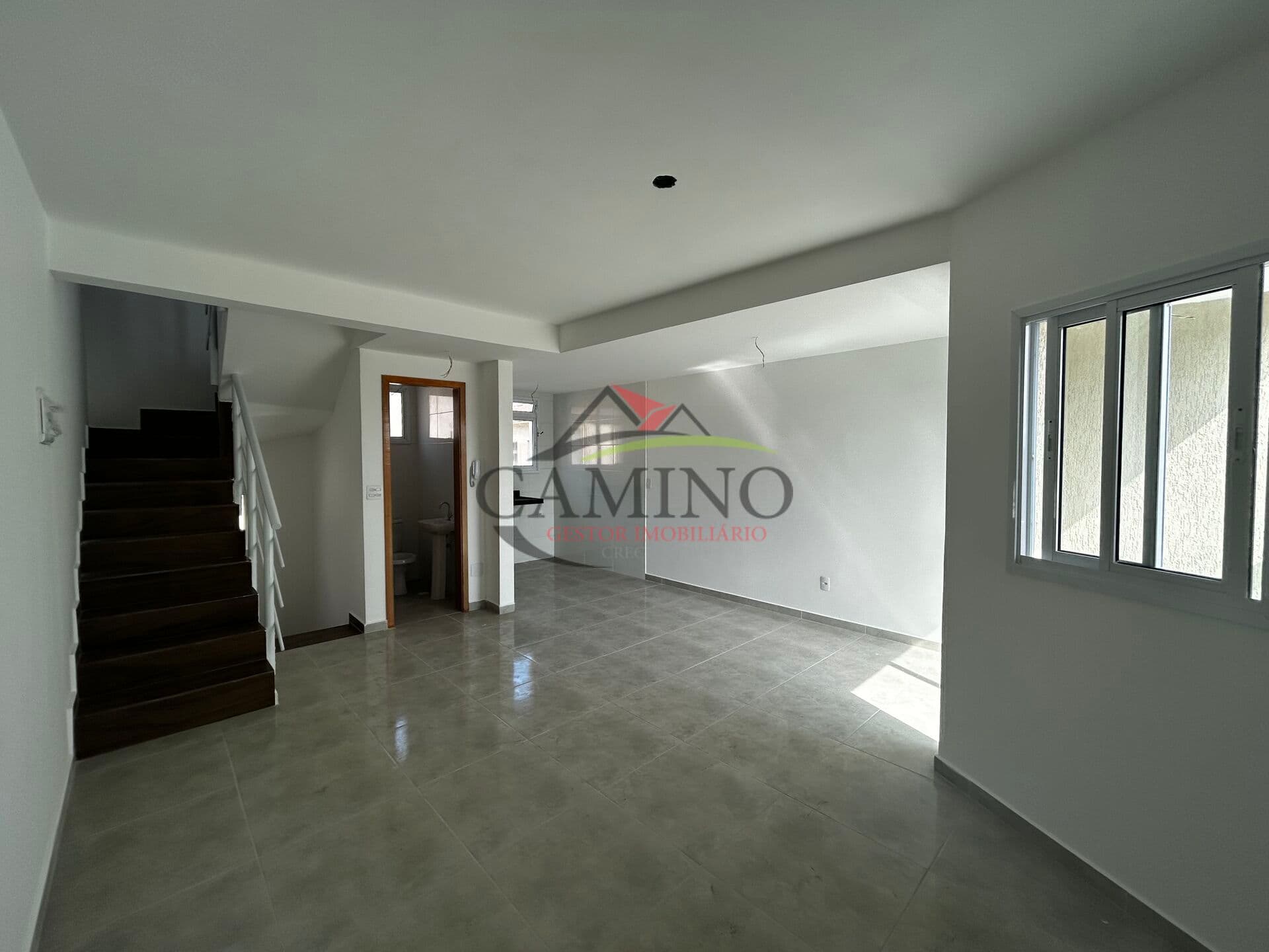 Sobrado Triplex à venda com 2 suítes, 90 m², Sta Rosa - Guarujá/SP.