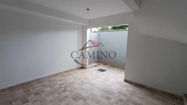 CASA Triplex em Village - 2 Dormitórios com 2 suítes
