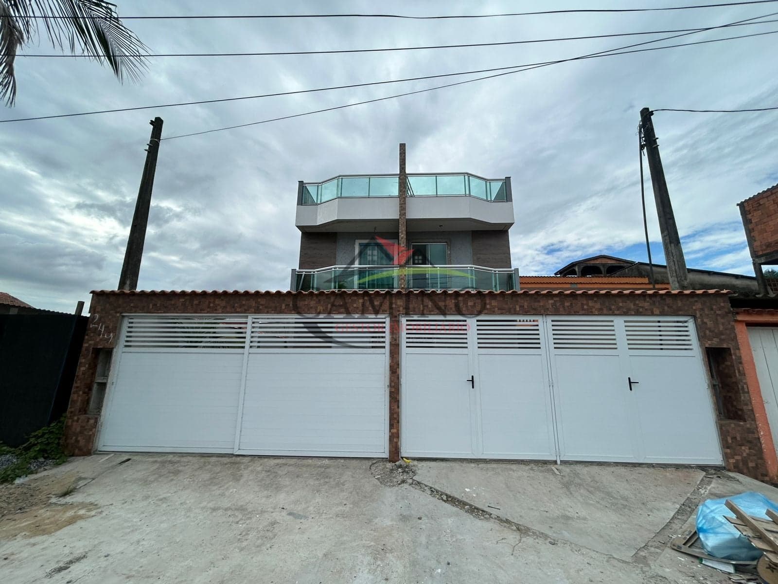 🏡 CASA SOBREPOSTA BAIXA À VENDA – OBRA EM FASE FINAL 🔑