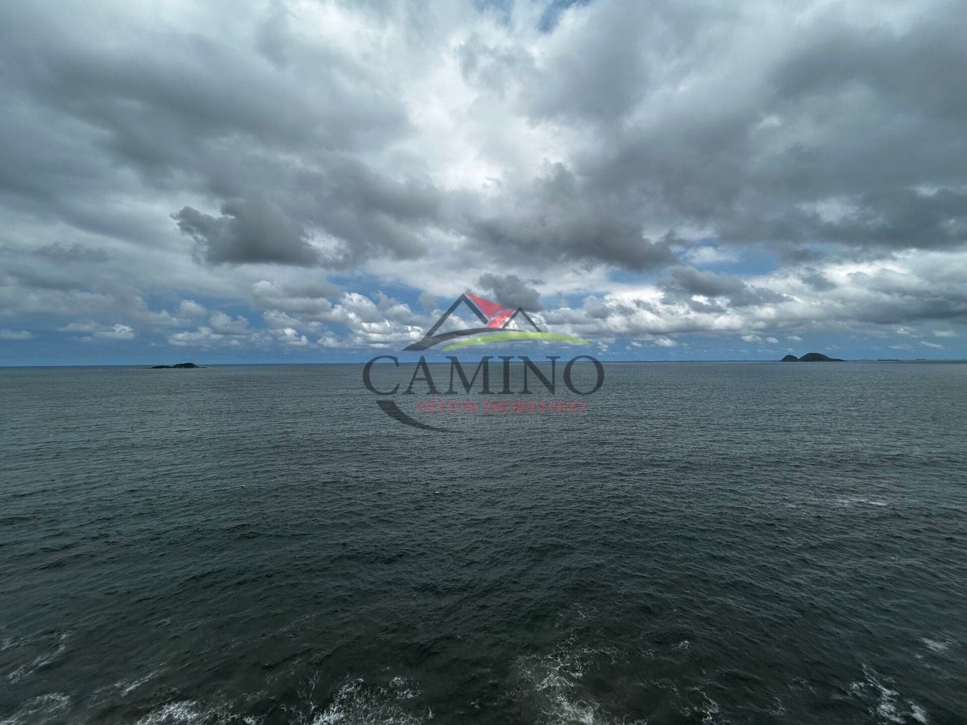 Apartamento de 220m2 , na melhor localização de Guarujá no bairro de Pitangueiras, com uma vista deslumbrante para o marr. Com 3 quartos, todas suítes, + lavabo e banheiro de serviço.