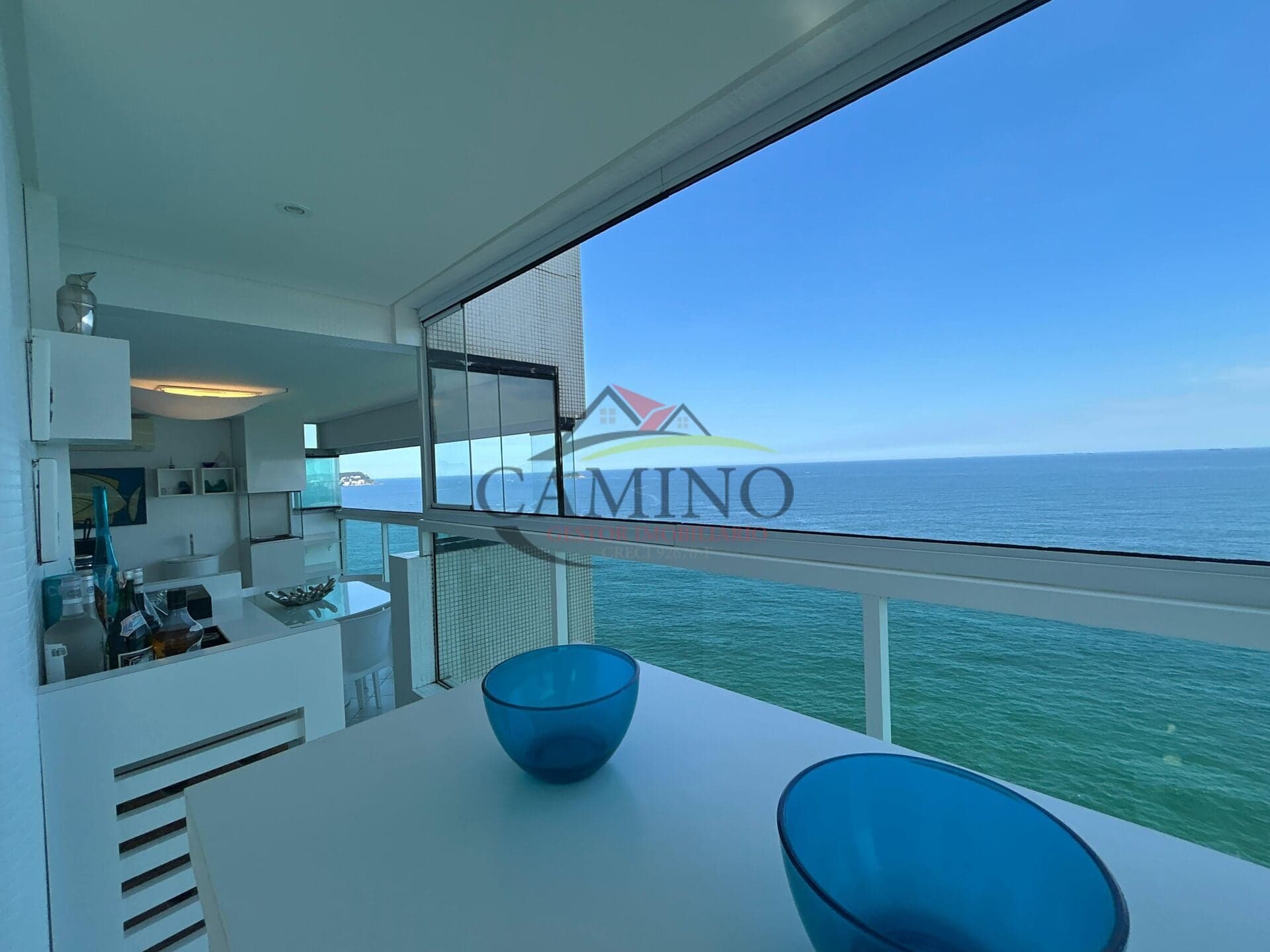 Apartamento de 220m2 , na melhor localização de Guarujá no bairro de Pitangueiras, com uma vista deslumbrante para o marr. Com 3 quartos, todas suítes, + lavabo e banheiro de serviço.