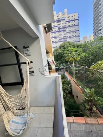 Apartamento de 03 dormitórios (01 suíte), à venda com 96 m², próximo à praia das Pitangueiras, Guarujá/SP.