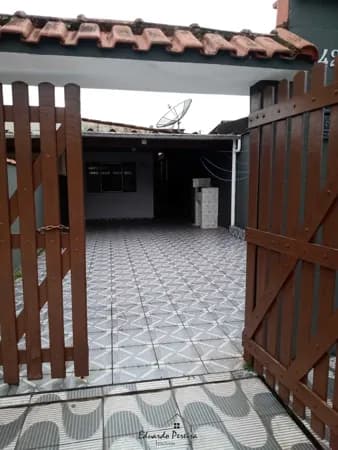 Casa à venda no bairro Savoy em Itanhaém, proximidade com comércios.