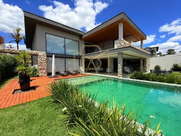 Casa de Alto Padrão à Venda no Residencial 1 Alphaville | 5 Suítes, Elevador e Vista Permanente