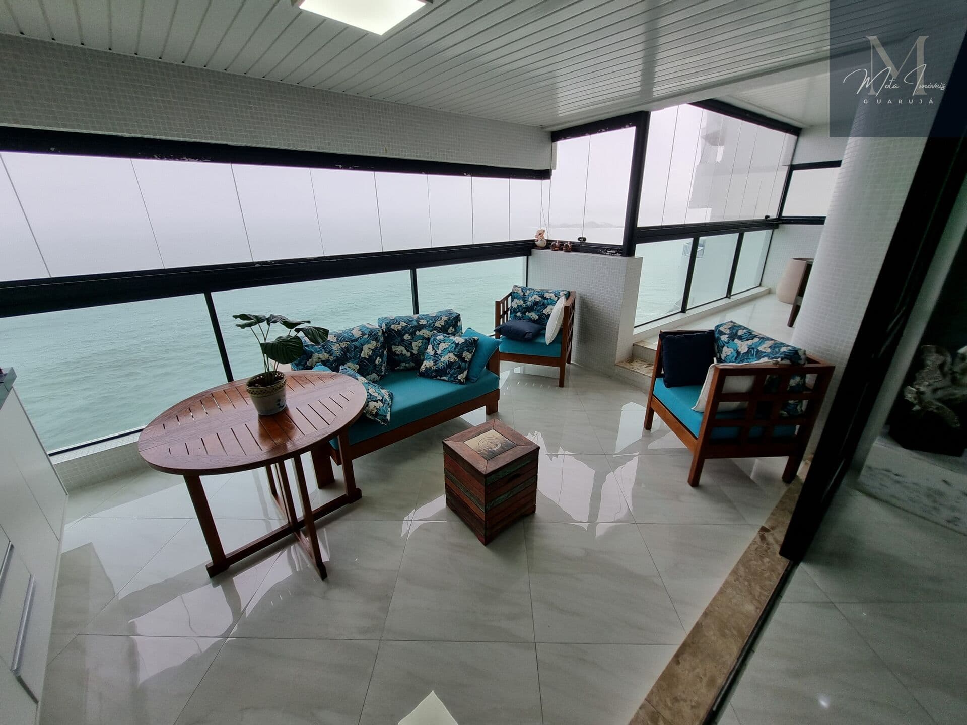 Frente ao mar com vista panorâmica. Sacada gourmet. Lazer completo.