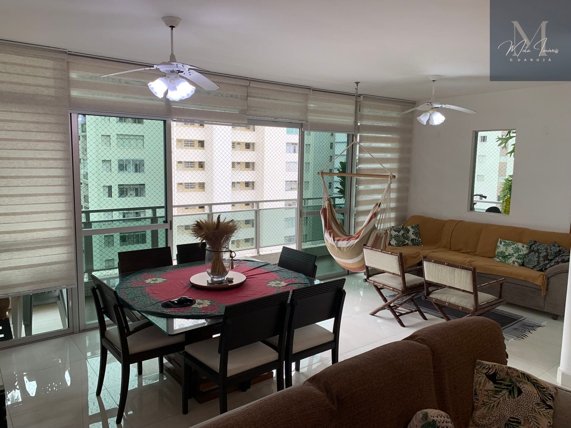 Varanda ampla com área Gourmet. Vista parcial para o Mar. Reformado. 03 Dormitórios. 01 Suíte. 03 banheiros. 02 vagas. 01 quadra da praia.