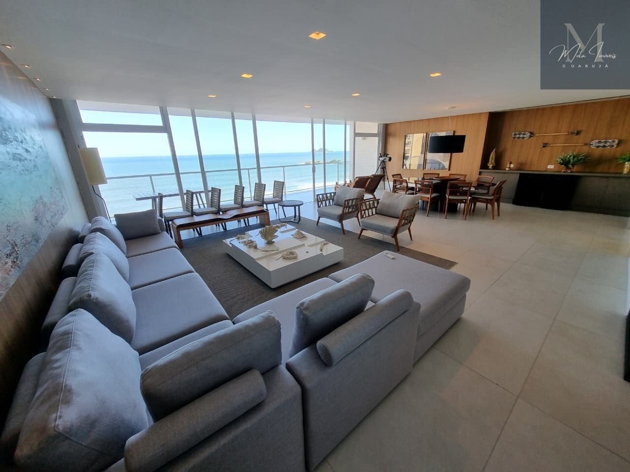Frente ao Mar. Lazer com Piscina. 320m2 útil. Reformado. Uma das maiores Sacadas da região. 03 Suítes. 02 vagas