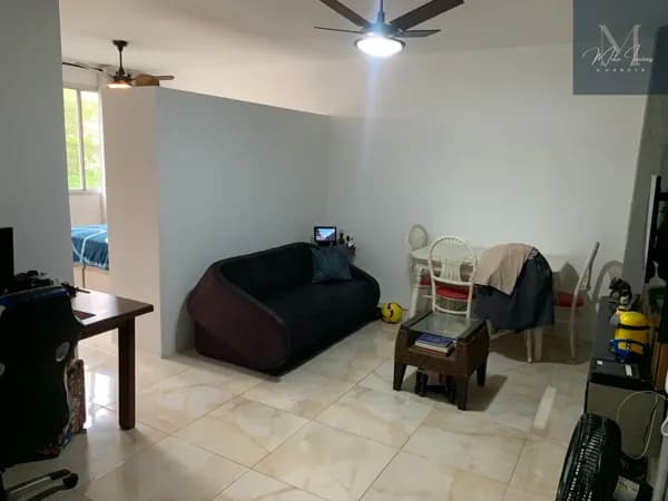 No Centro. 01 quadra da praia. Próximo de tudo. 01 Dormitório com garagem coletiva.