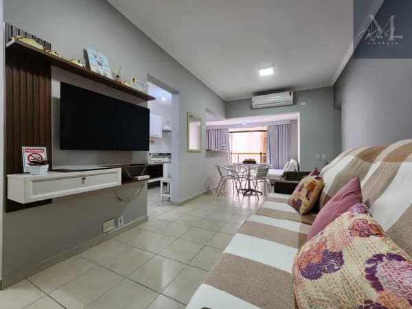 Flat Reformado e Climatizado, no Centro à 01 quadra da praia. Lazer Completo. 01 Dormitório. 02 vagas. Serviço de camareira e de praia.