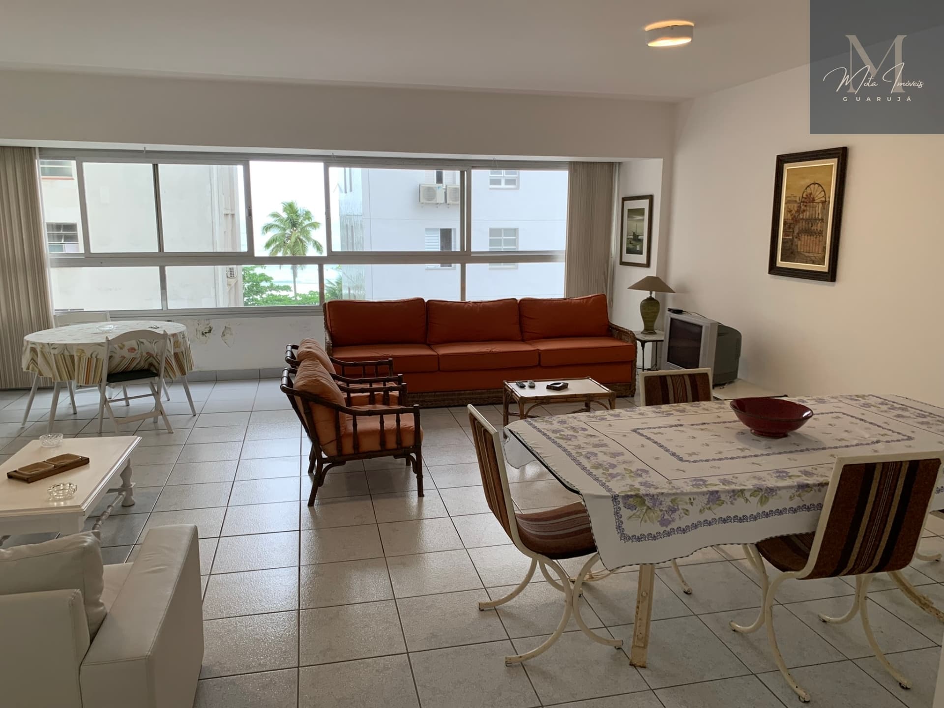 Ao lado da praia, próximo do Centro. Com 180m2 útil. Vista para o Mar. 03 Dormitórios. 01 Suíte. 01 vaga