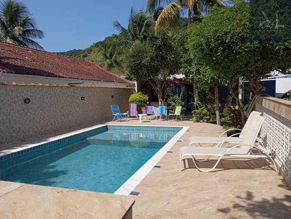 Casa Térrea Reformada com Piscina e Área Gourmet próximo da praia. 03 Dormitórios. Suíte. 04 vagas.