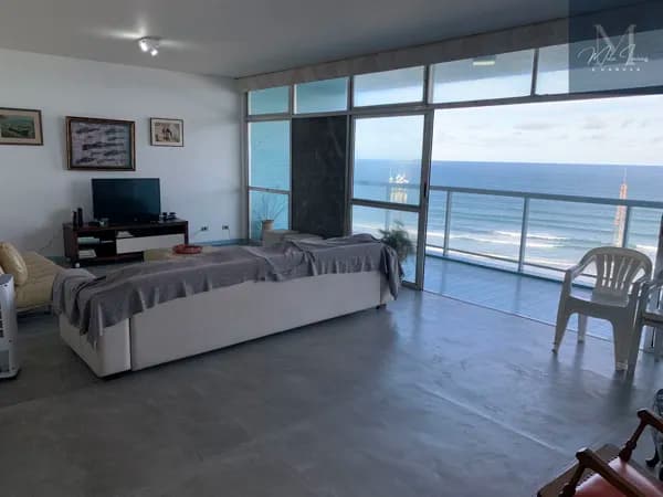 Frente ao Mar. Linda Vista. Com 210m2 útil. 03 Dormitórios. 01 Suíte. Dependência. 01 vaga.