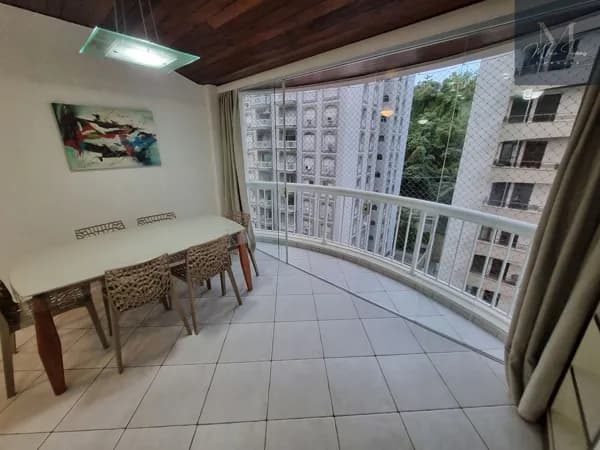 Flat ao lado da praia. Lazer. Reformado, 02 Dormitórios. 01 suíte. 02 vagas. Climatizado