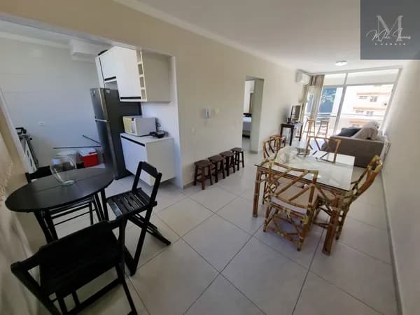 Único com Piscina bem no Centro à 01 quadra da praia. Reformado. 01 Suíte com Sacada. 01 vaga.