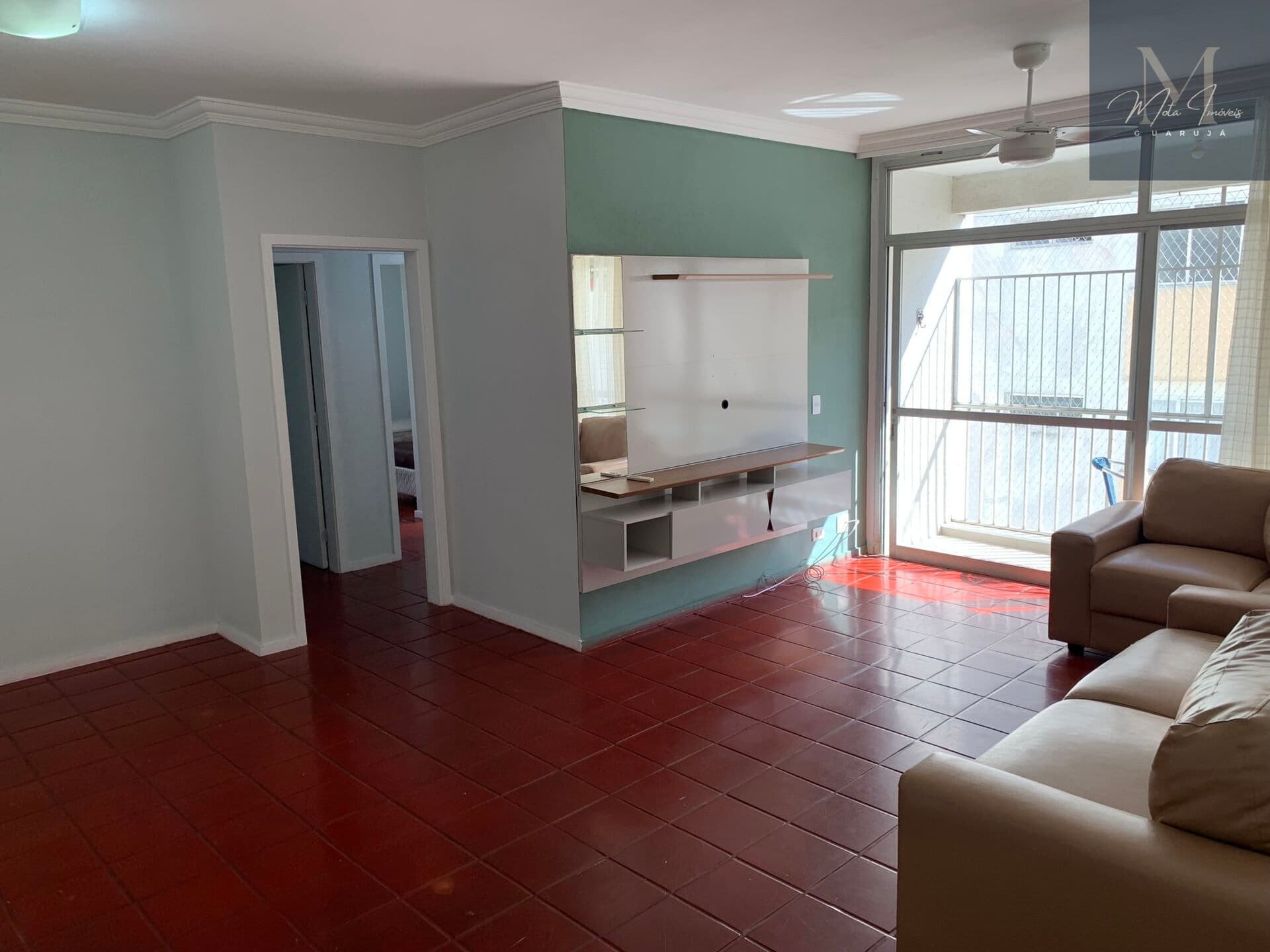 BAIXO DO PREÇO. Região nobre à 01 quadra da praia. Com 100m2 útil. Sacada. 02 dormitórios. 01 suíte. 03 banheiros. dependência. 01 garagem. Bem conservado.