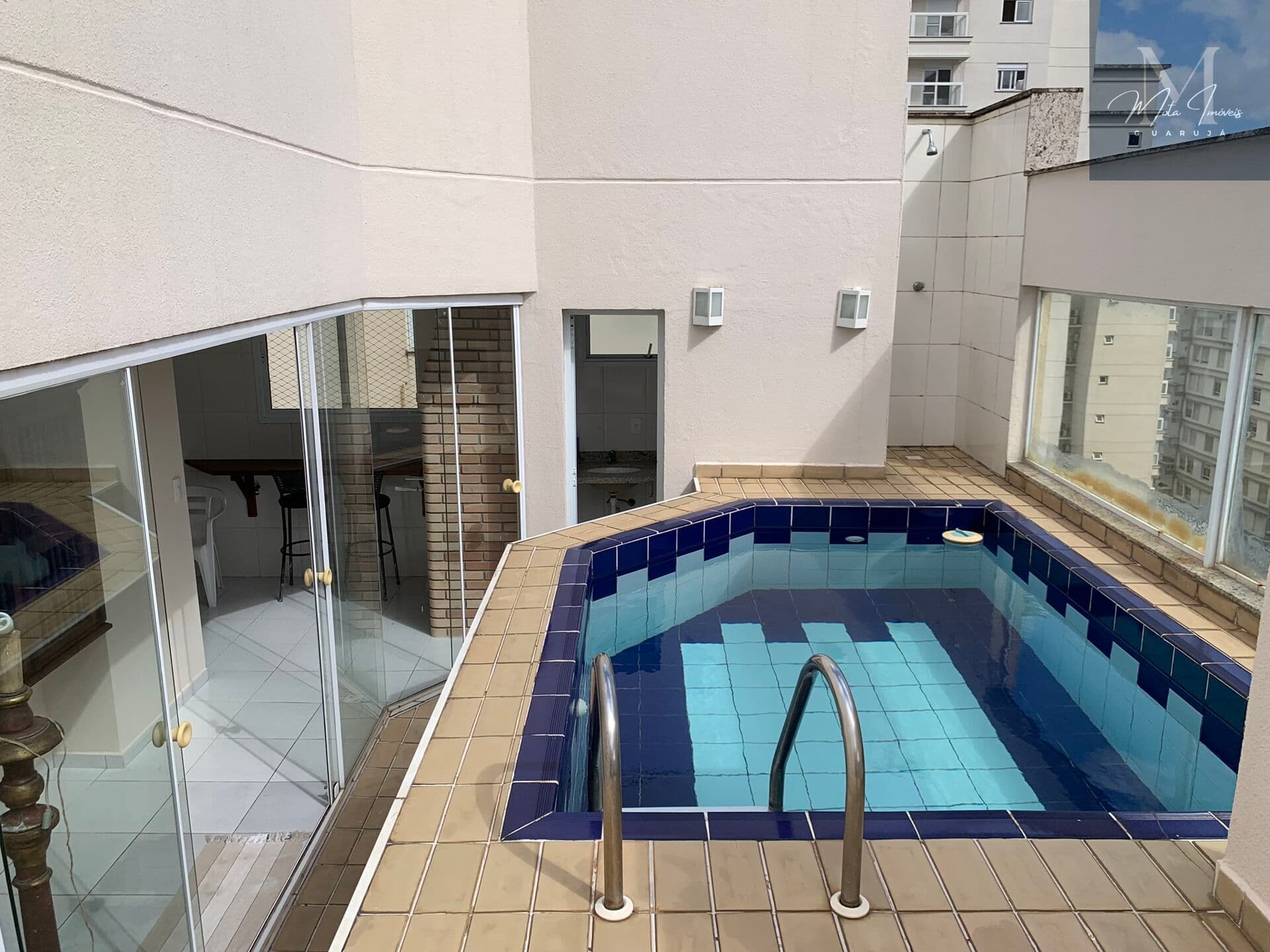 Cobertura Duplex Reformado. Piscina e Área Gourmet. 03 Dormitórios. 01 Suíte. 03 banheiros. 02 vagas. 01 quadra da praia. Centro.