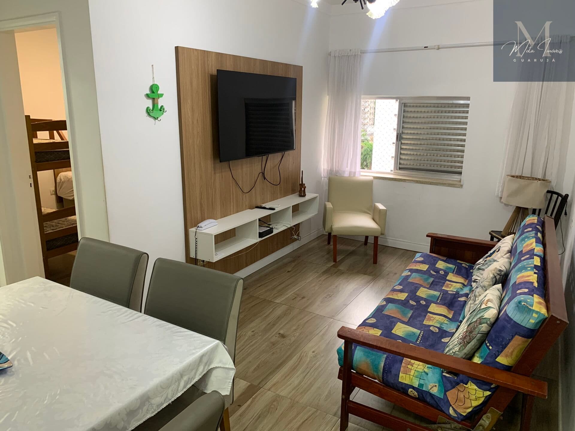 Região nobre e tranquila na quadra da praia. Reformado. 01 dormitório. Com 43m2 útil. Área de churrasco e serviço de praia. com Ar split.