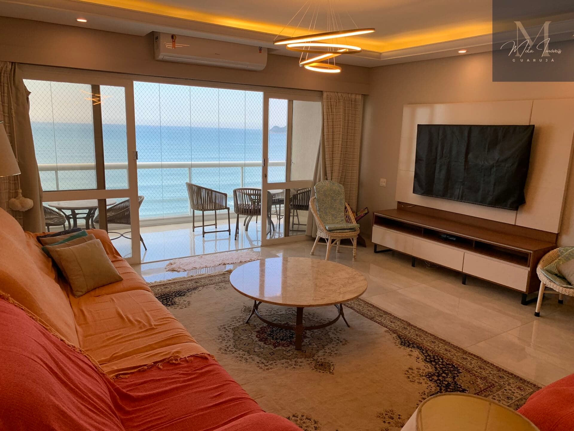 Vista panorâmica para o Mar. Com 240m2 útil. Reformado e Climatizado. 03 Suítes 01 vaga. Ótimos móveis e armários planejados.